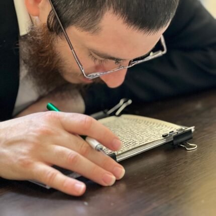 בדיקת מזוזה בבית חב״ד