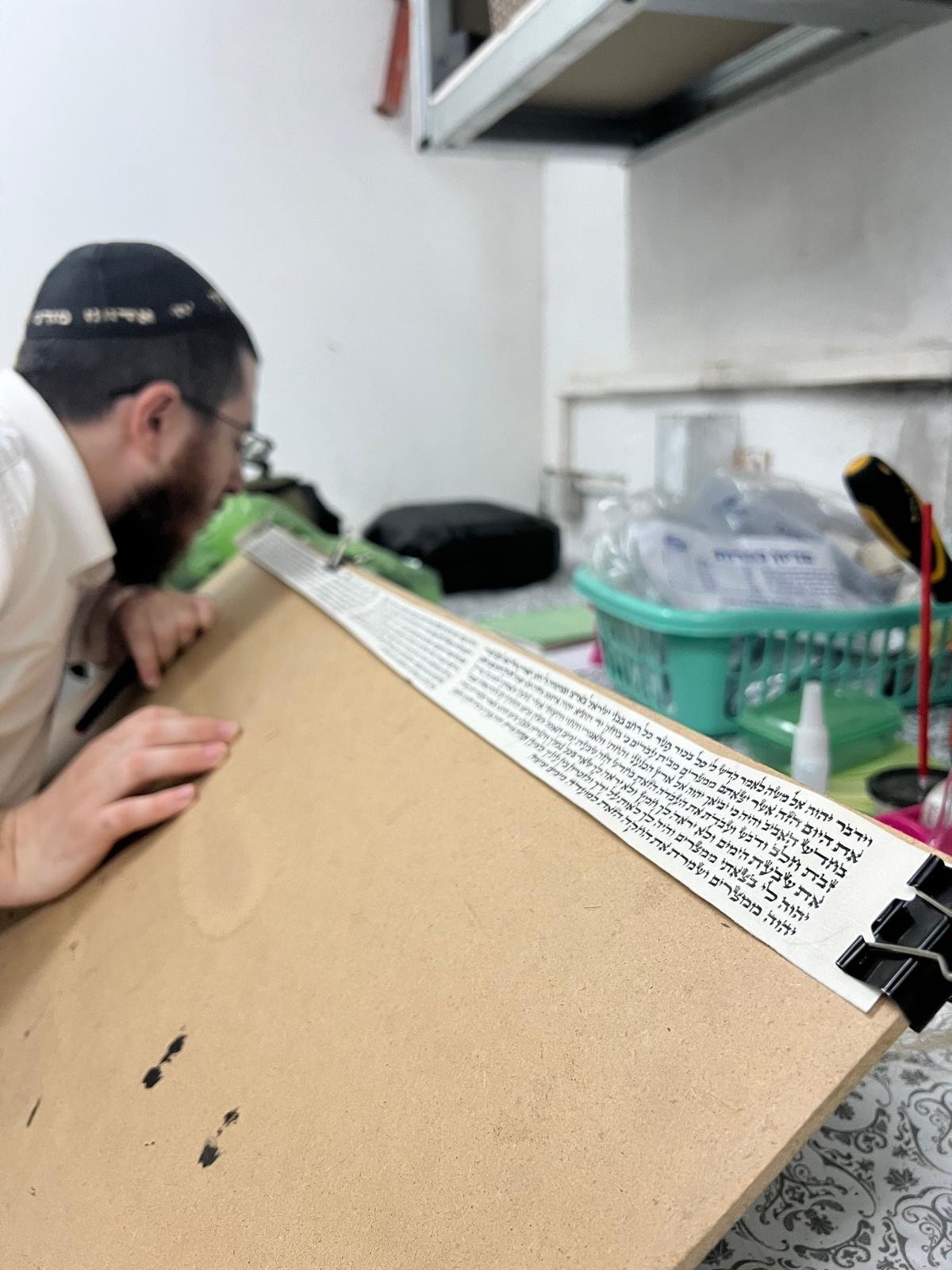 בדיקת מזוזה בבית חב״ד – תמונה 2